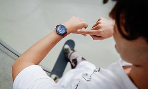 Person på skateboard som sjekker sin Huawei Watch