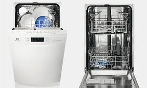 Smal oppvaskmaskin sett fra front med halvåpen og åpen dør