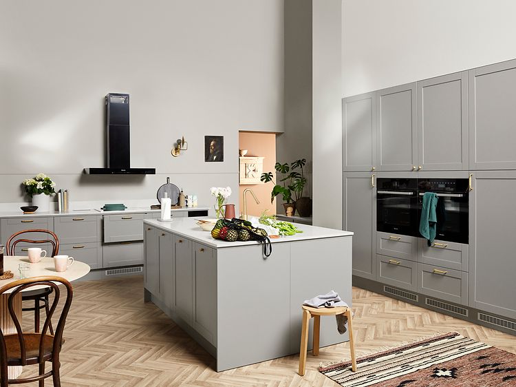 Epoq Shaker Grey kjøkken med kjøkkenøy og integrerte hvitevarer i høyskap