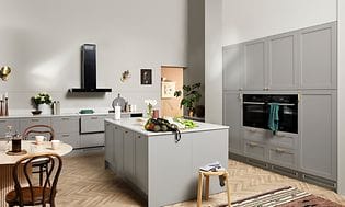 Epoq Shaker Grey kjøkken med kjøkkenøy og integrerte hvitevarer i høyskap