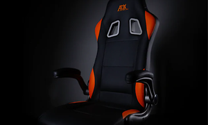 ADX sort gamingstol med detaljer i oransje