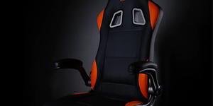 ADX sort gamingstol med detaljer i oransje