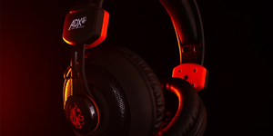 ADX sort gamingheadset med oransje detaljer