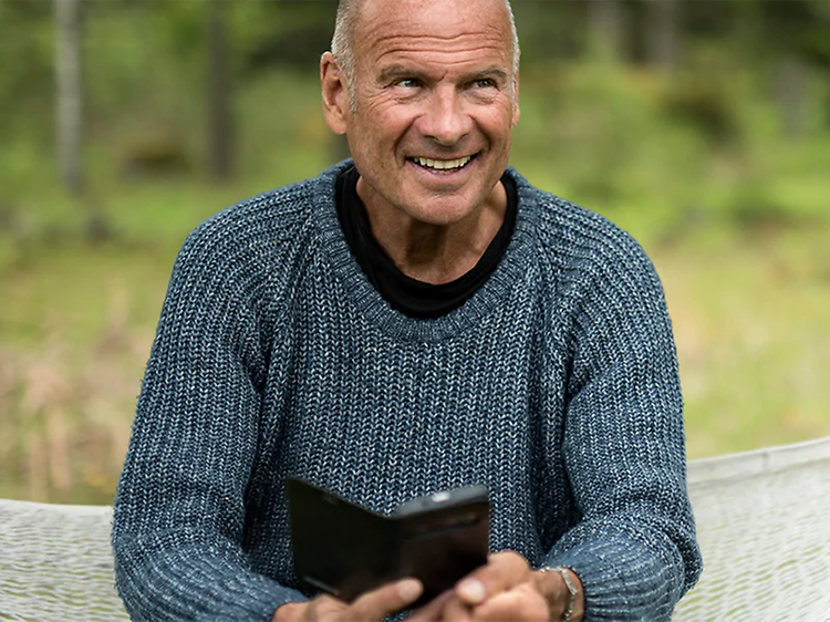 Eldre mann som holder mobiltelefon fra Doro