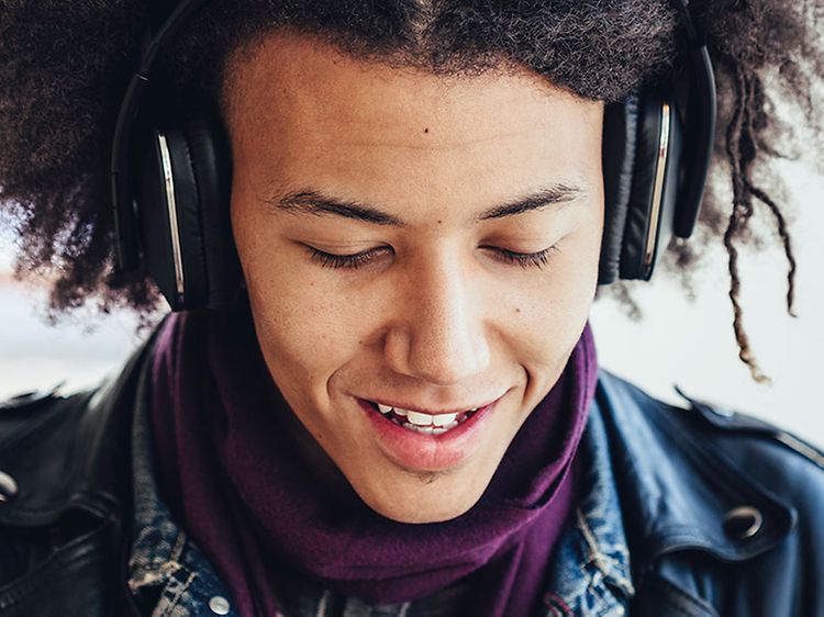 person med hodetelefoner på hører på en podcast