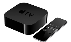 En Apple TV og fjernkontroll med hvit bakgrunn