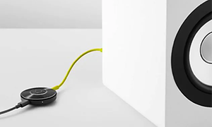 En Chromecast koblet til en hvit høytaler