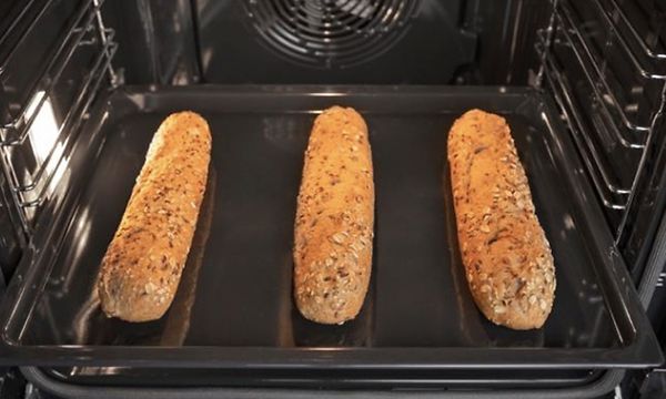 Hisense-ovn med EvenBake-brettet og tre baguetter
