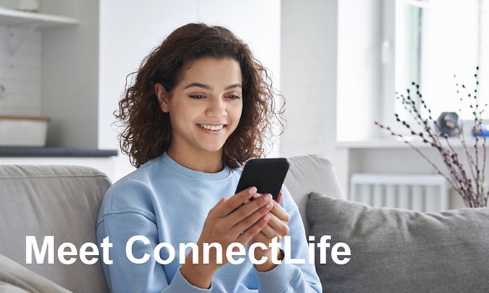 Kvinne som bruker Hisesnse ConnectLife-økosystemet på telefonen