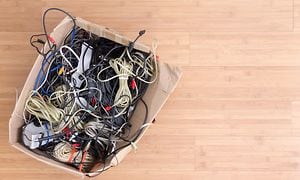 En samling av ulike kabler til elektronikk i en eske