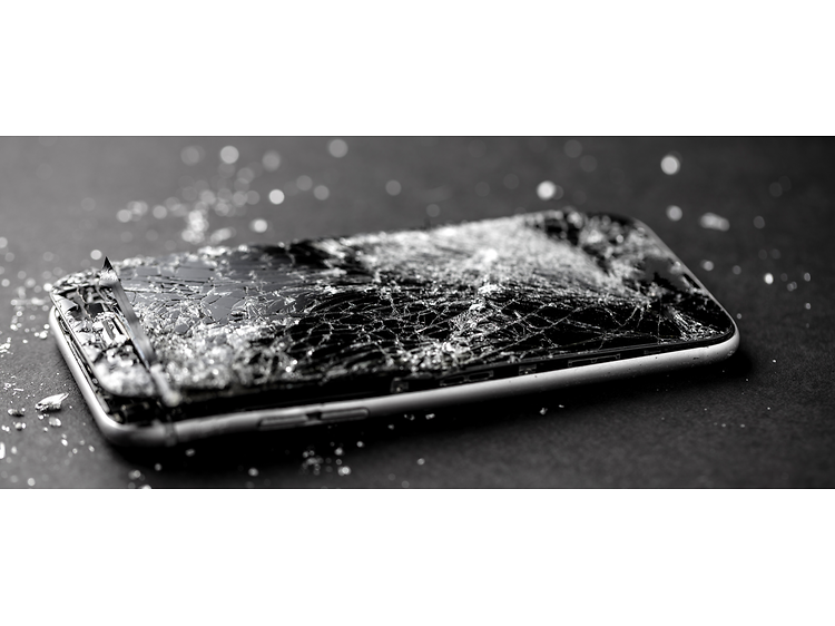 smarttelefon med knust skjerm på svart bakgrunn