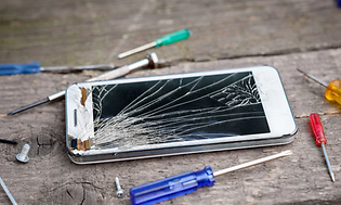 iphone med knust skjerm og verktøy rundt