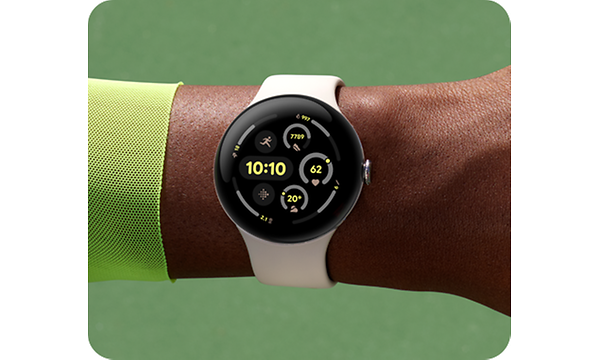 Pixel Watch 3 på armen til en person