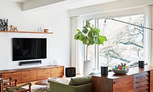 moderne stue med smarthøyttalere, lydplanke  og flatskjerm-tv