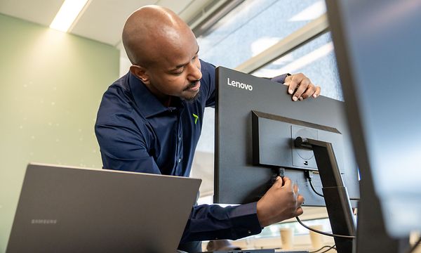 Mann som installerer en skjerm på kontoret