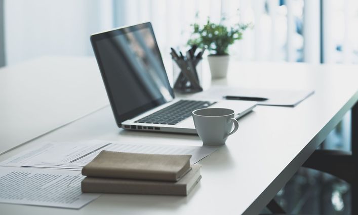Moderne kontor med laptop på skrivebordet