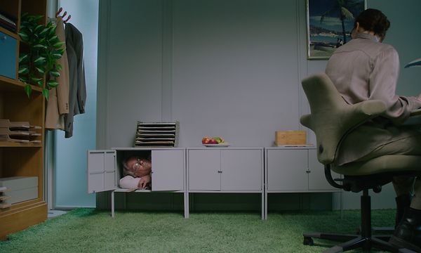 Mann gjemmer seg i skapet i kontoret