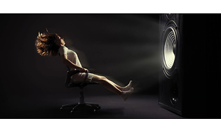 Bilde av en kraftig subwoofer som blåser en kvinne bakover