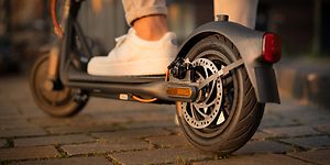 Nærbilde av testvinnere Ninebot Segway Electric Scooter med en mann som bruker den