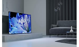 flatskjerm-tv med fargebilde i stue
