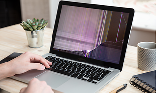 laptop med knust skjerm