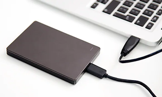 ekstern harddisk koblet til en laptop