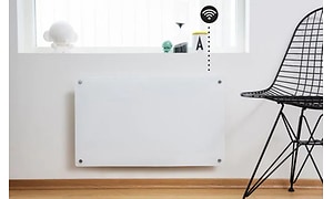 smart termostat montert på hvit vegg i stue