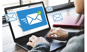 person sender e-post fra laptop med e-postsymboler rundt illustrasjon
