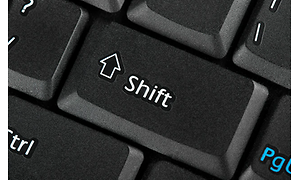 nærbilde av shift-knapp på sort tastatur