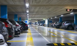mange biler parkert sammen i et parkeringshus