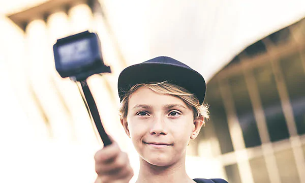gutt med caps holder gopro på stativ