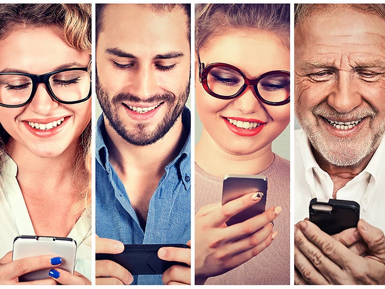 kollasje av flere mennesker som ser på smarttelefonen sin og smiler