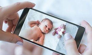 baby fotograferes med smarttelefon