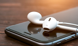 Earbuds på topp av iPhone