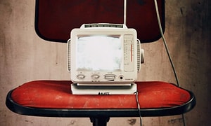 retro mini-tv på stol
