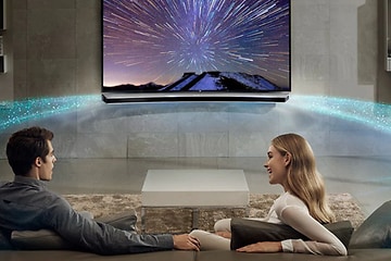 illustrasjon surround-lyd mann og kvinne sitter i sofa og ser tv