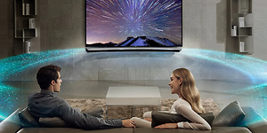 illustrasjon surround-lyd mann og kvinne sitter i sofa og ser tv