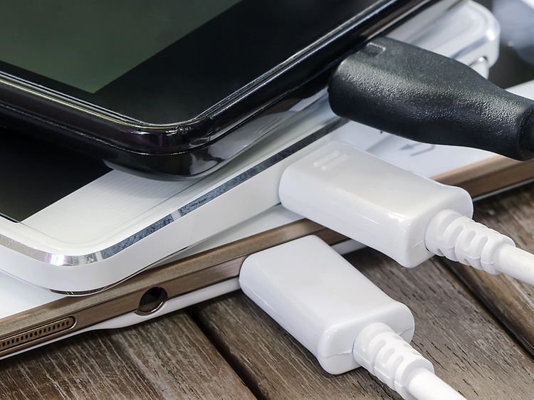 nærbilde av tre Android-telefoner som lader oppå hverandre med ulik USB-kontakt