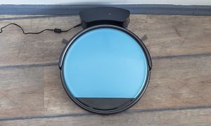 robotstøvsuger i ladestasjon