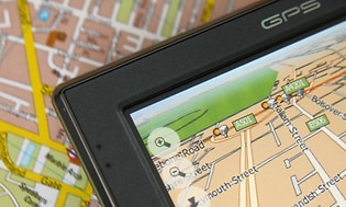 kart på en GPS-skjerm og et fysisk kart