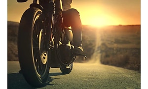 motorsykkel i solnedgang