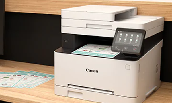 i-SENSYS printer på et bord