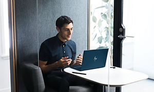 mann med hp-laptop gestikulerer