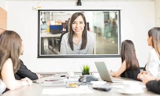 Videomøte med kvinne detalkende på storskjerm