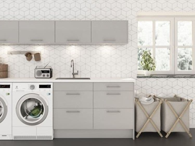 oversiktsbilde hvitt vaskerom med lyst interiør og vask, vaskemaskin og tørketrommel