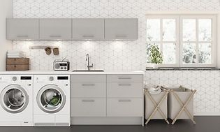 oversiktsbilde hvitt vaskerom med lyst interiør og vask, vaskemaskin og tørketrommel