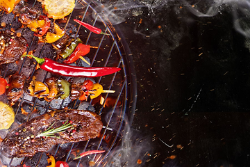biff og grønnsaker grilles på rist på en kullgrillbiff og grønnsaker grilles på rist på en kullgrill