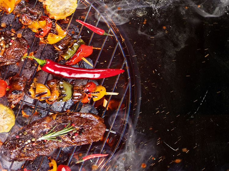 biff og grønnsaker grilles på rist på en kullgrillbiff og grønnsaker grilles på rist på en kullgrill