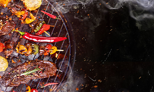 biff og grønnsaker grilles på rist på en kullgrillbiff og grønnsaker grilles på rist på en kullgrill