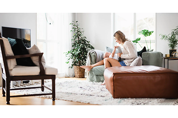 kvinne sitter i sofaen sammen med et barn